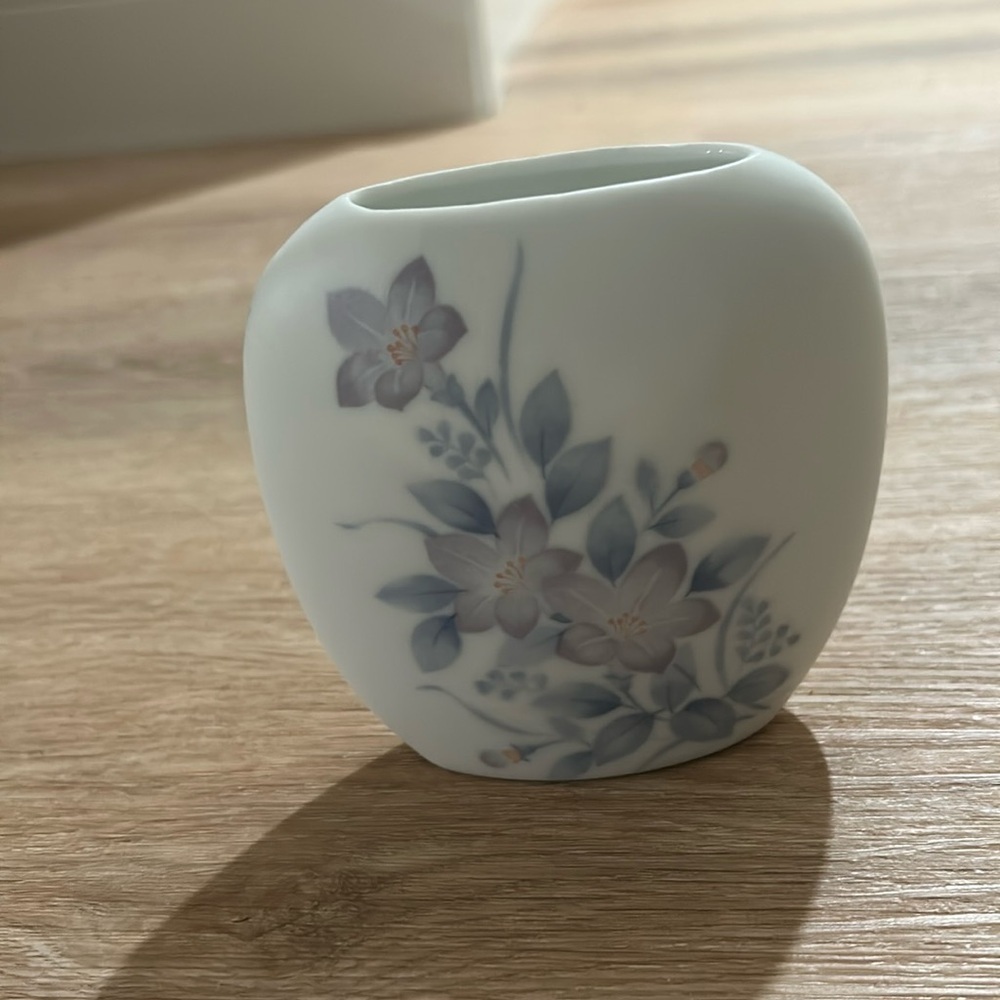 Vintage Tajimi Japan White Decorative Vase Porcelain Hand Painted Flowers​